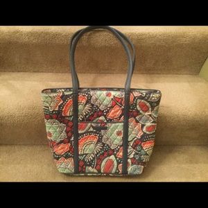 Vera Bradley tote in nomadic floral